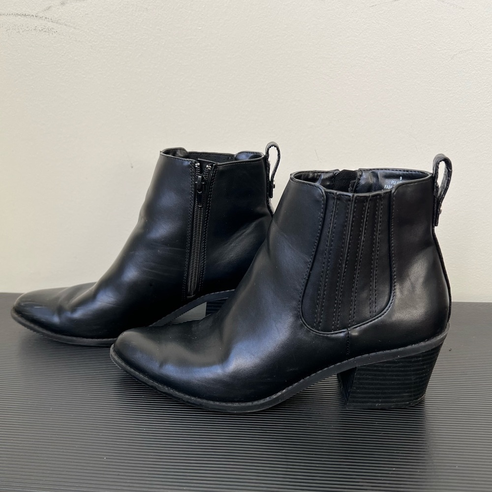Express Black Chelsea Faux Leather Ankle Boots Block Booties Sz 9 Western